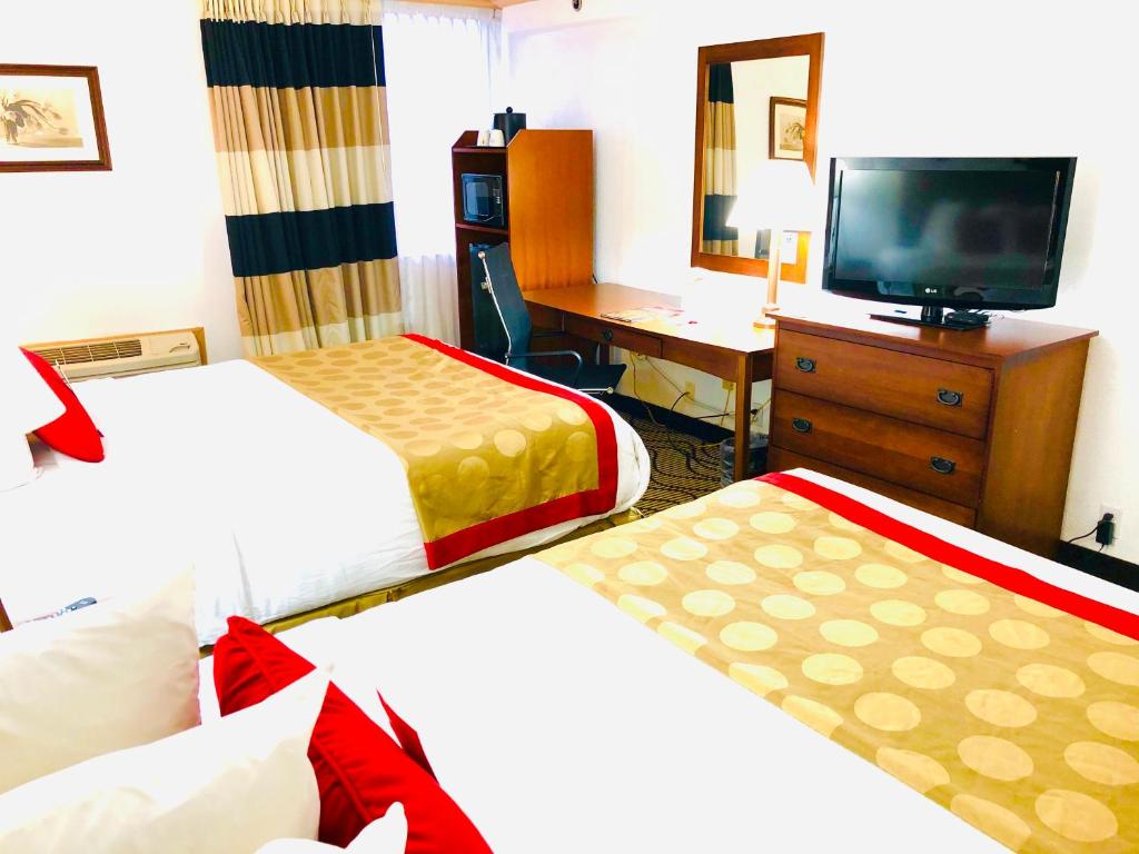 Ramada by Wyndham Birmingham Airport - Queen Room With Two Queen Beds - Non-Smoking