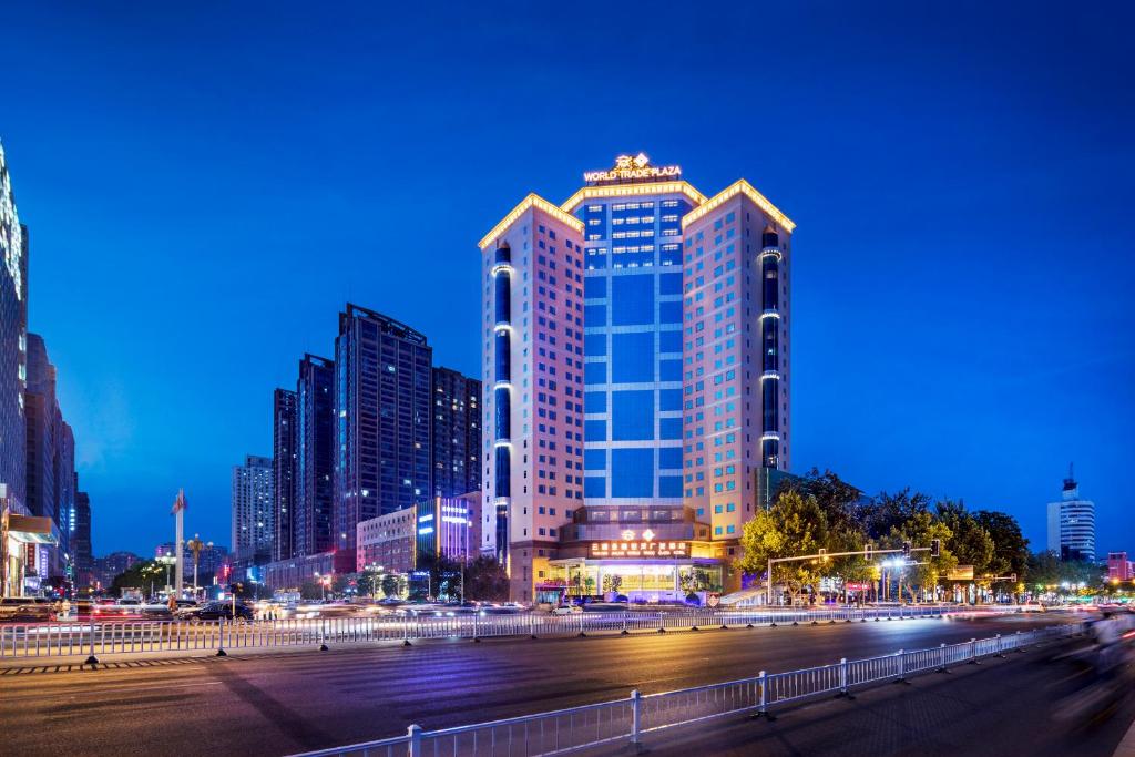 ein großes Gebäude in einer Stadt in der Nacht in der Unterkunft Yun-Zen Jinling World Trade Plaza Hotel in Shijiazhuang