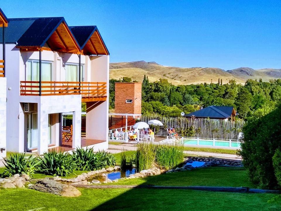 una casa con un patio con piscina en Posada y spa Las Golondrinas en Sierra de la Ventana
