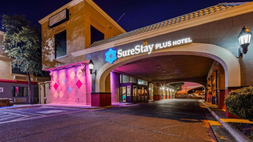 een gebouw met een bord dat singlesky links hotel leest bij SureStay Plus Hotel by Best Western Lubbock Medical Center in Lubbock