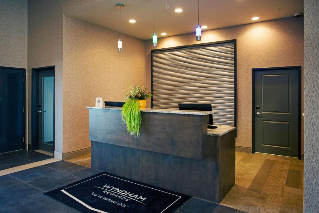 een lobby van een hotel met een receptie bij Wingate by Wyndham Calgary Airport in Calgary