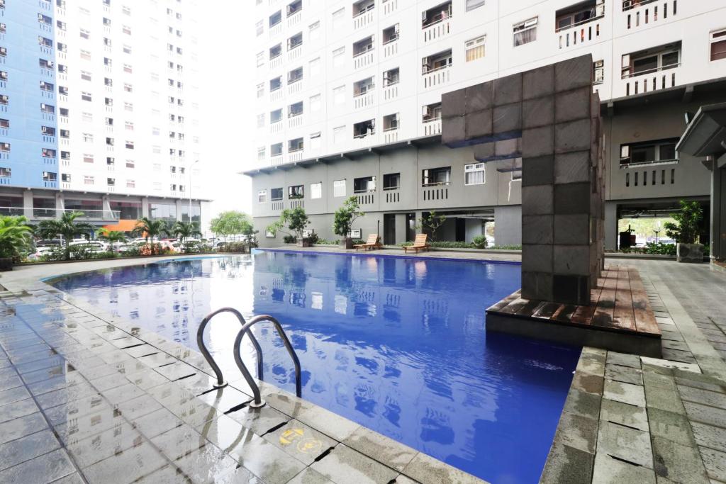 una piscina en medio de un edificio en Green Pramuka City by SR Property, en Yakarta