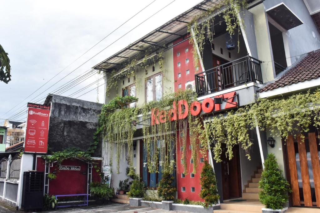 RedDoorz near Hartono Mall في يوغياكارتا: مبنى عليه لافته