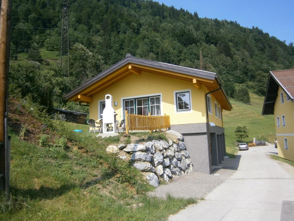 ein gelbes Haus am Straßenrand in der Unterkunft Landgut Feuersang in Sankt Veit im Pongau