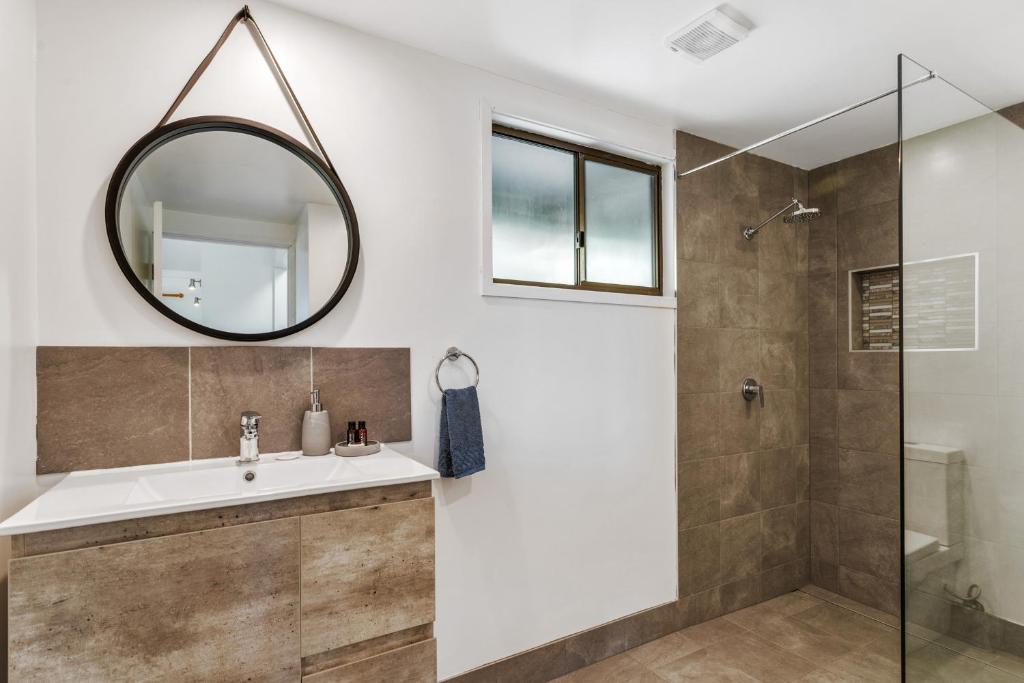 ein Badezimmer mit Waschbecken und Dusche in der Unterkunft Alstonville Country Cottages in Alstonville