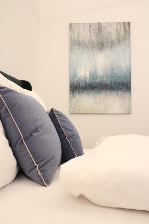 Postel nebo postele na pokoji v ubytování Oskar Kokoschka - City Apartment Downtown Vienna