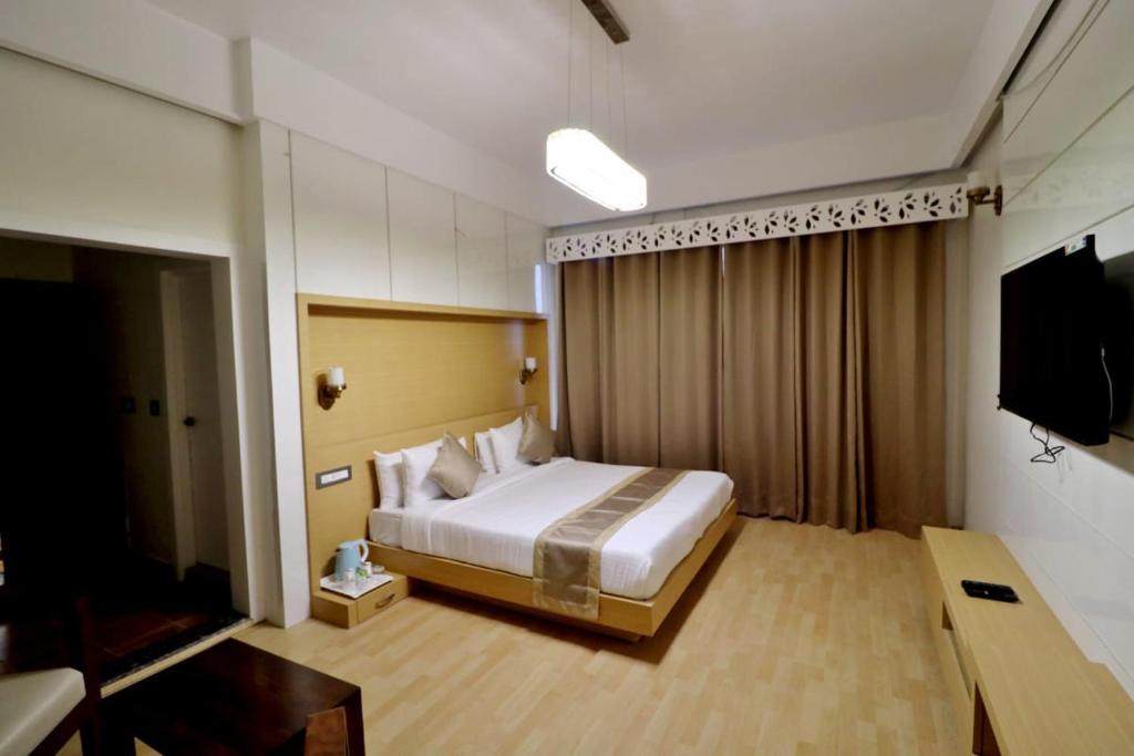 Clarks Exotica Resort Ramgarh Mukteshwar - Double Double Double Room