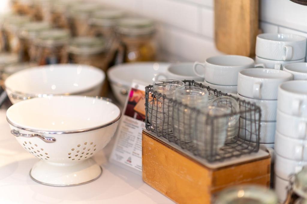 a counter with bowls and other dishes on it at Emma's B&B - Self Check-in Hotel in Lungern