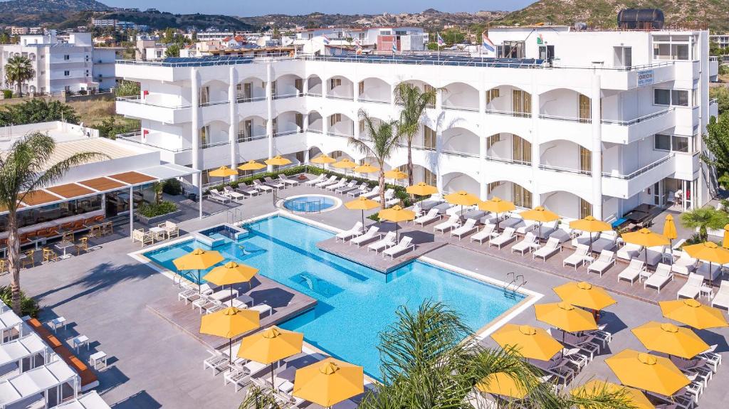 een luchtzicht op het hotel en het zwembad bij Orion Hotel in Faliraki