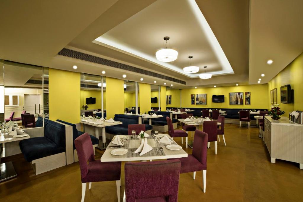 Restaurace v ubytování Sarovar Portico Naraina, Hotel
