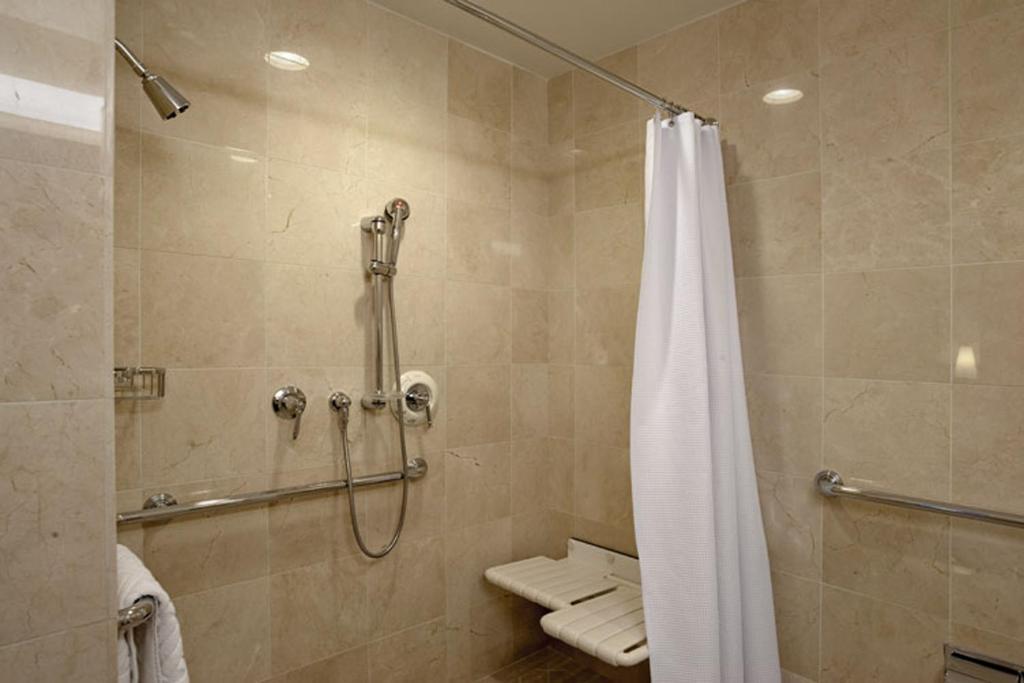 Millennium Downtown New York - Queen Room With Roll-In Shower - Disability Access