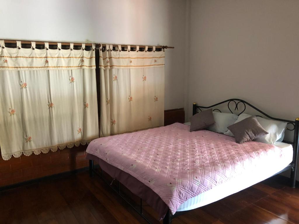Postel nebo postele na pokoji v ubytování Pimpa House พิมพาเฮาส์