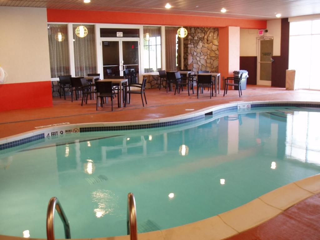 Bazén v ubytování Tiki Resort - Lake George nebo v jeho okolí