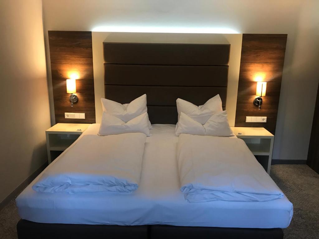 Postel nebo postele na pokoji v ubytování Hotel Haus Delecke