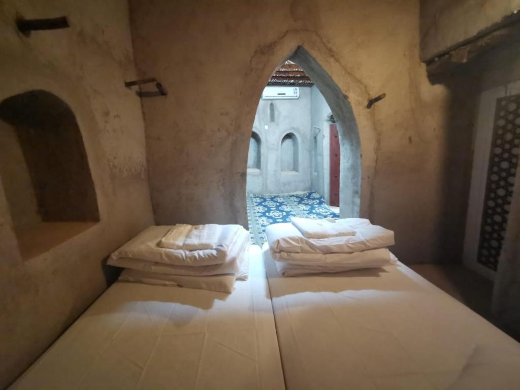 Postel nebo postele na pokoji v ubytování Bait Aljabal Hospitality Inn