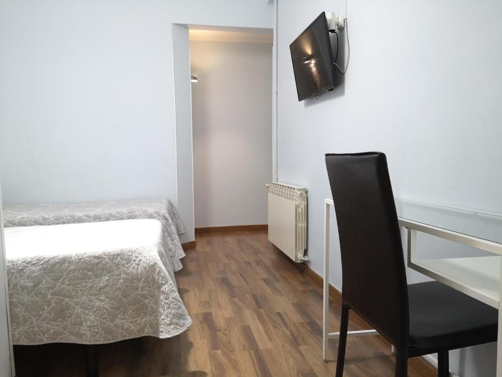 Televízia a/alebo spoločenská miestnosť v ubytovaní Hostal Lesseps