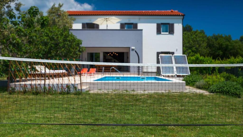 Basen w obiekcie Luxury villa Medulin with pool near the beach , sea view, extra pool heating available lub w pobliżu