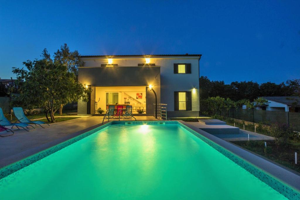 Basen w obiekcie Luxury villa Medulin with pool near the beach , sea view, extra pool heating available lub w pobliżu