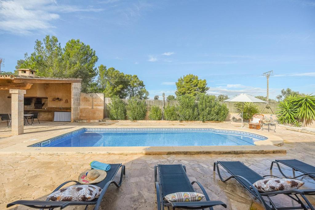 Bazén v ubytování Mallorcan stone house Villa Matias nebo v jeho okolí