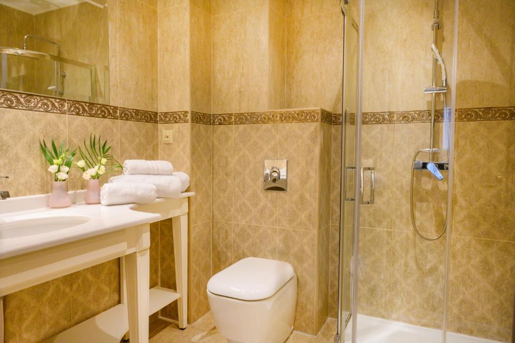 A bathroom at Emerald Suites