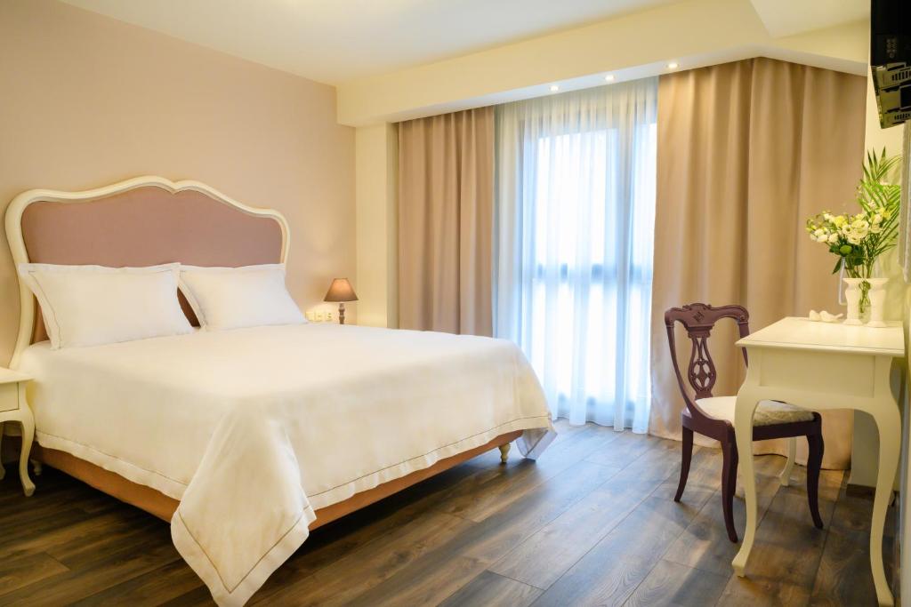 A bed or beds in a room at Emerald Suites