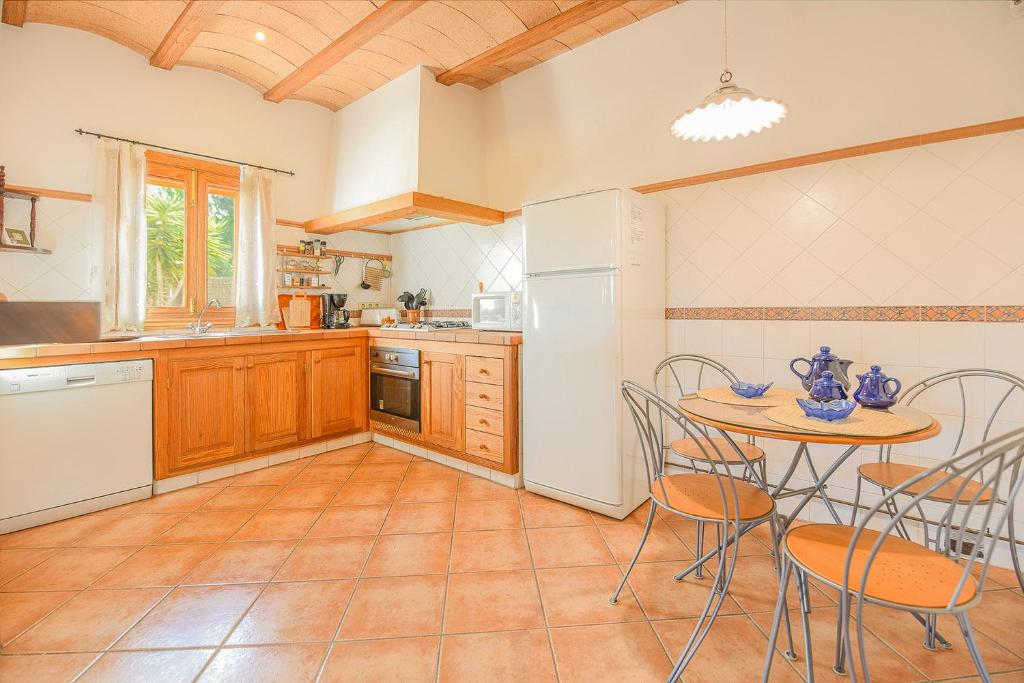 Kuchyň nebo kuchyňský kout v ubytování Mallorcan stone house Villa Matias