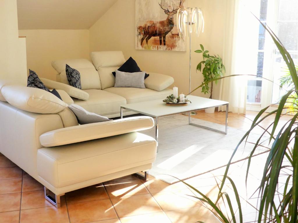 uma sala de estar com um sofá e uma mesa em Ferienwohnung Weitsicht em Bad Harzburg