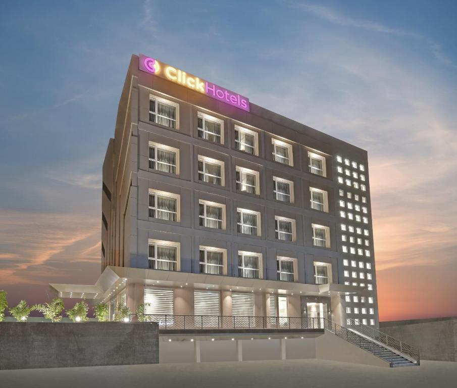 Click Hotel Aurangabad في أورانغاباد: تقديم مبنى للفندق عليه لافته
