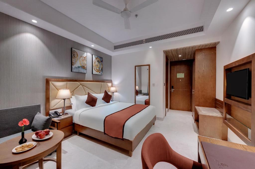 Postel nebo postele na pokoji v ubytování Click Hotel Aurangabad
