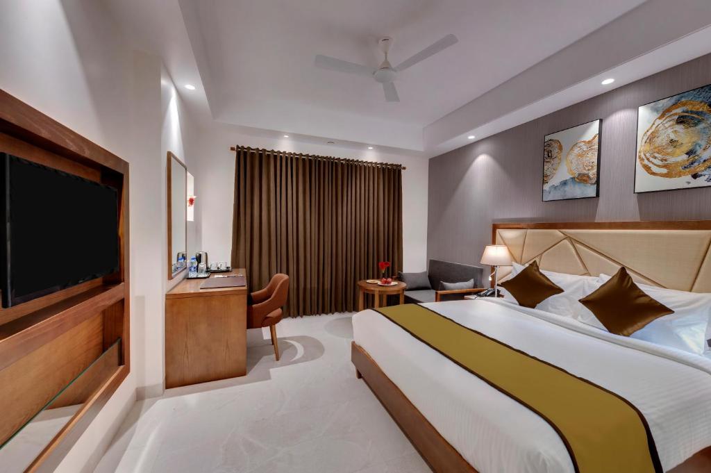 Postel nebo postele na pokoji v ubytování Click Hotel Aurangabad