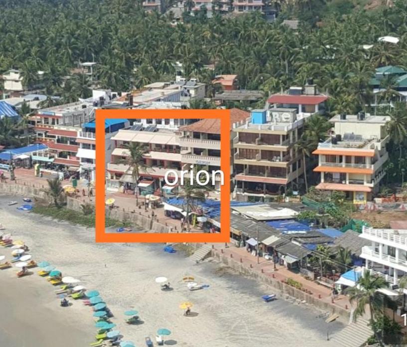 una vista aerea di un resort con spiaggia e edifici di Orion Seaview Beach Hotel a Kovalam