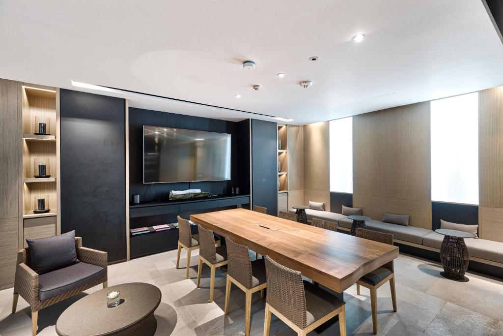 Twinpalms MontAzure Phuketにあるテレビまたはエンターテインメントセンター
