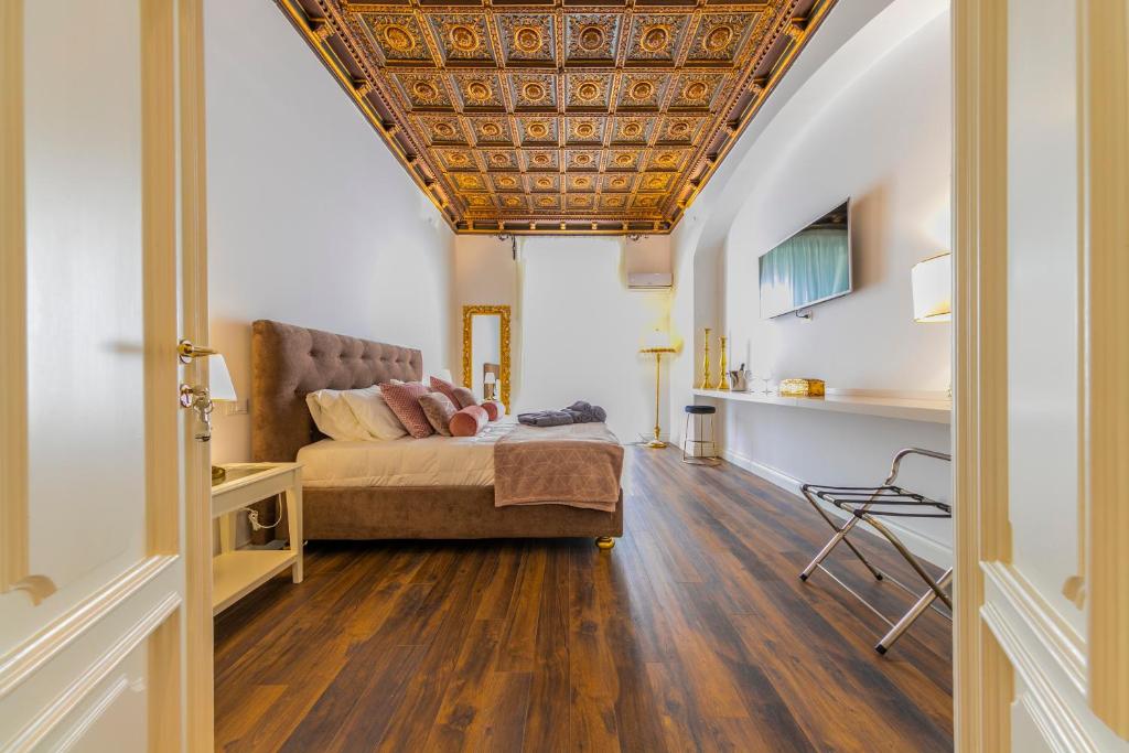 ein Wohnzimmer mit einem Sofa und einem Tisch in der Unterkunft Palazzo Ardizzone in Palermo