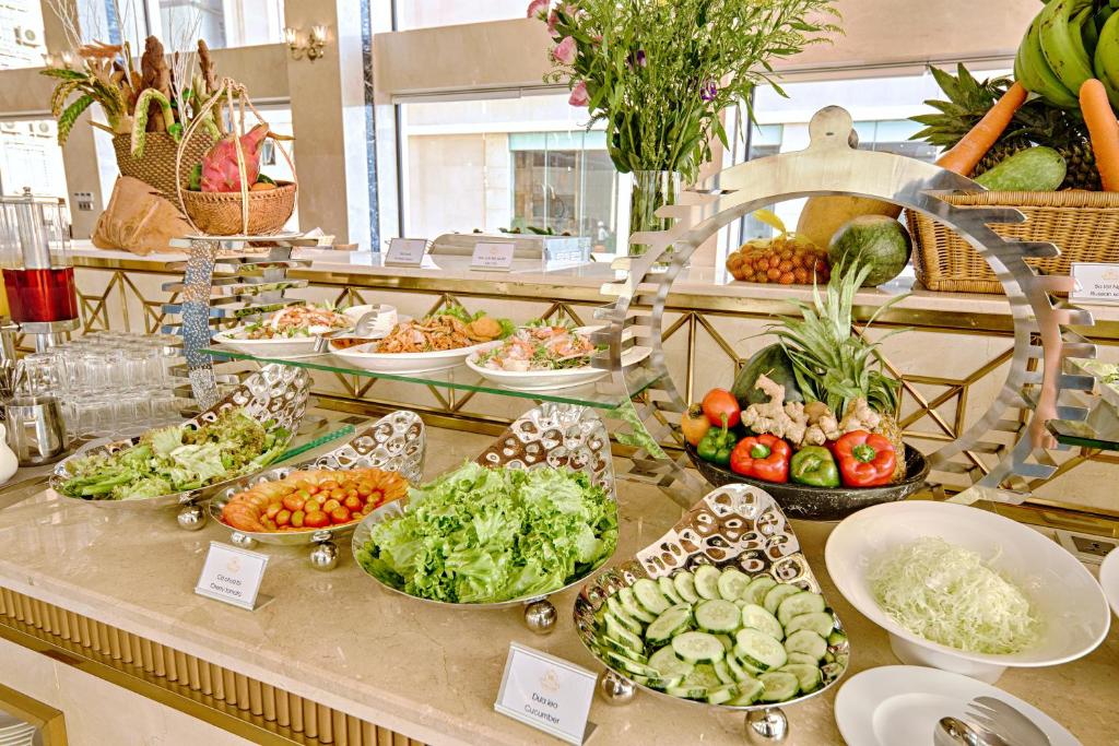 A fresh-food buffet centered on salads, sliced vegetables, fruit and prepared plates.
