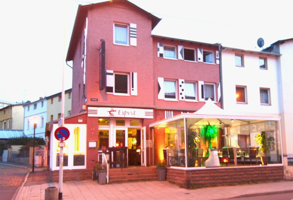 un edificio de ladrillo rojo con una tienda en una calle en Esprit Hotel, en Halle an der Saale