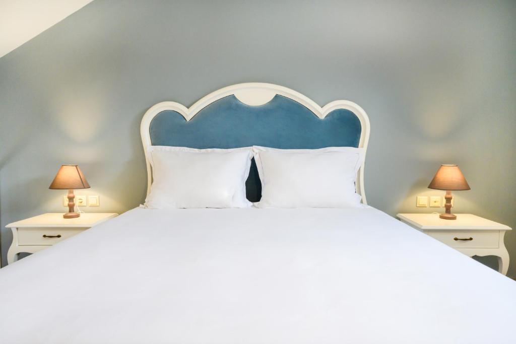 A bed or beds in a room at Emerald Suites