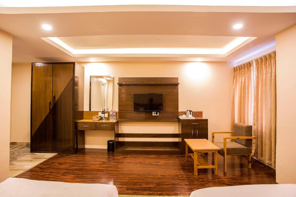 Sjónvarps- og/eða afþreyingartæki á Hotel Yellow Pagoda Pokhara