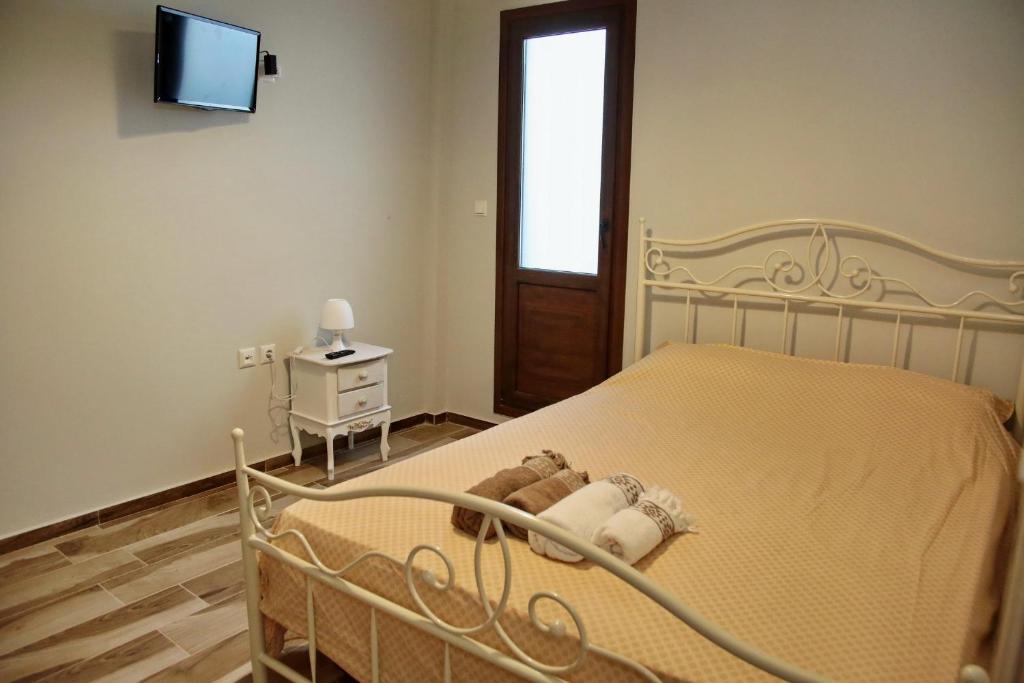 Schlafzimmer mit einem Bett und einem TV an der Wand in der Unterkunft Ante Portum Lepanto in Nafpaktos