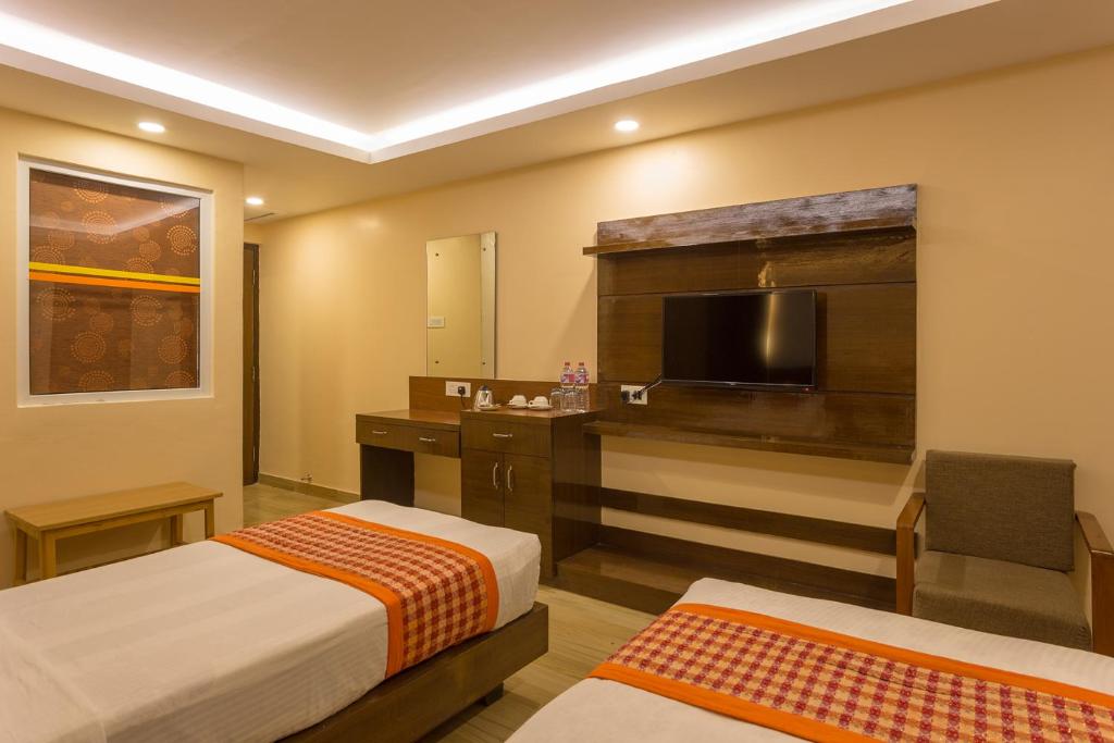 Rúm í herbergi á Hotel Yellow Pagoda Pokhara