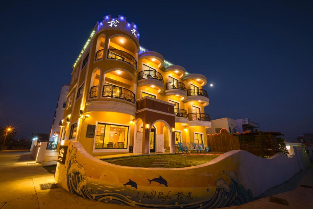 a large building with lights on it at night at Shi Guang Sea View in Magong