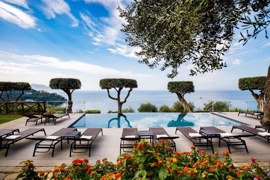 Bazén v ubytování Villa Fiorella Art Hotel nebo v jeho okolí