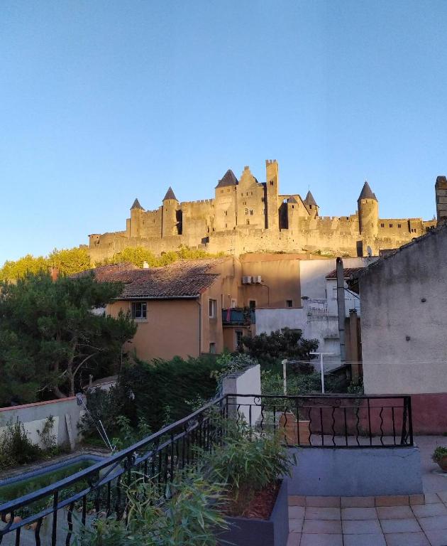 un château installé au sommet d'une colline dans l'établissement L'Atelier de Robert, à Carcassonne