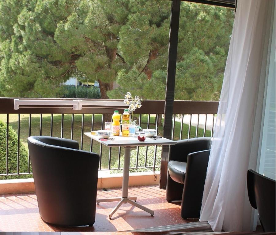 En balkon eller terrasse på Les Embruns