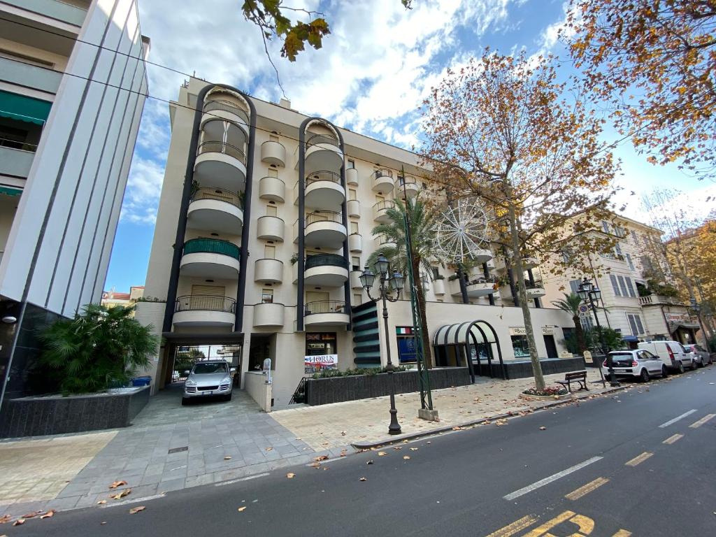 un bâtiment situé sur le côté d'une rue de la ville dans l'établissement Central loft Des Etrangers, à Sanremo