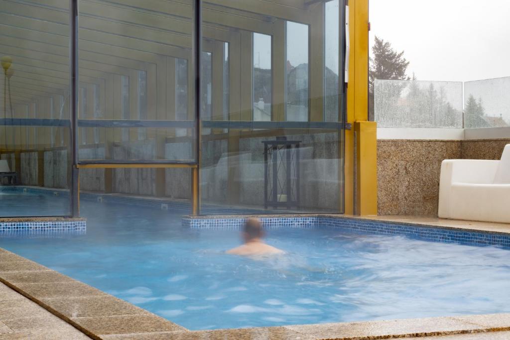 Bazén v ubytování Luna Hotel Serra da Estrela nebo v jeho okolí