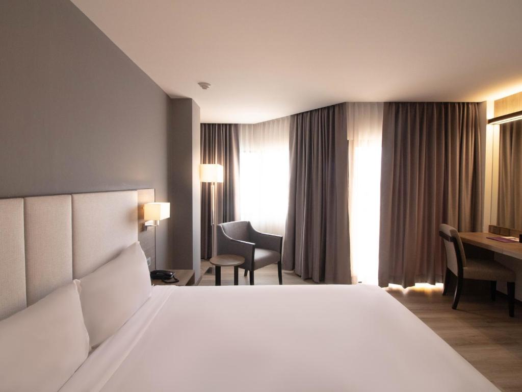 Postel nebo postele na pokoji v ubytování Fortune View Khong Hotel Nakhon Phanom