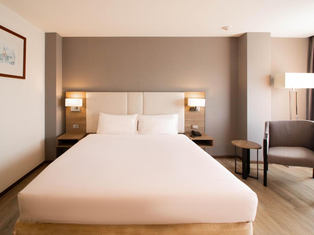 Postel nebo postele na pokoji v ubytování Fortune View Khong Hotel Nakhon Phanom
