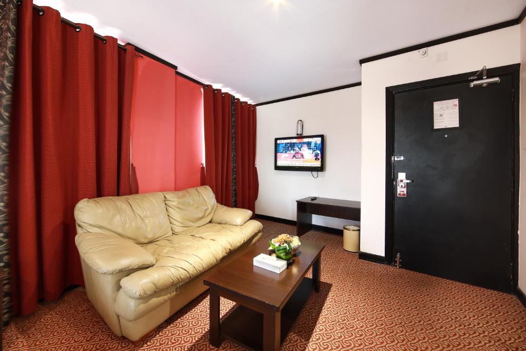TV a/nebo společenská místnost v ubytování Manhattan Avenue Hotel