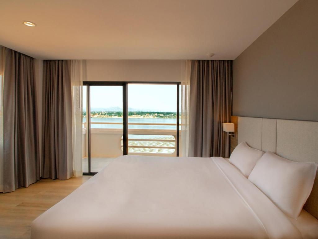 Postel nebo postele na pokoji v ubytování Fortune View Khong Hotel Nakhon Phanom