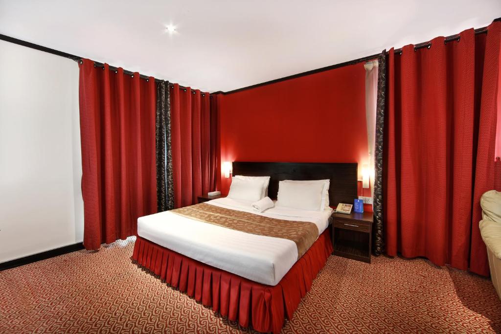 Postel nebo postele na pokoji v ubytování Manhattan Avenue Hotel